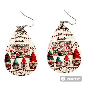 NWOT-🎄Gnome Christmas Faux Leather Teardrop Earrings🎄